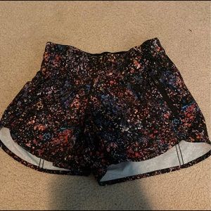 Lululemon Tracker V Short Size 4 Flowerscent Multi